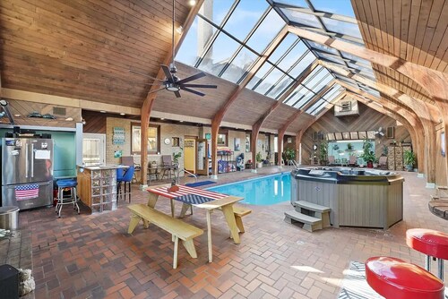 Downtown Ottawa Retreat: Sleeps 15, Heated Indoor Pool, Hot Tub, Sauna, 5BR/4BA