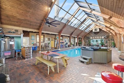 Downtown Ottawa Retreat: Sleeps 15, Heated Indoor Pool, Hot Tub, Sauna, 5BR/4BA
