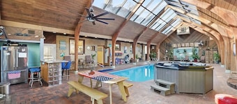Downtown Ottawa Retreat: Sleeps 15, Heated Indoor Pool, Hot Tub, Sauna, 5BR/4BA