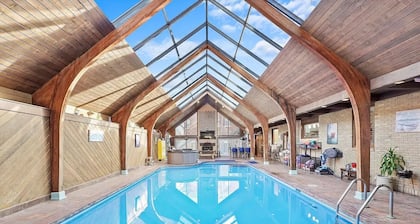 Indoor pool, Hot Tub, Sauna, Sleeps 13, 4B4Ba, Walk to Downtown Ottawa & River