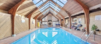 Indoor pool, Hot Tub, Sauna, Sleeps 13, 4B4Ba, Walk to Downtown Ottawa & River