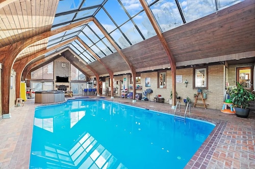 Indoor Pool Retreat Near Chicago: Sleeps 16, Hot Tub, Sauna, 5BR/4BA