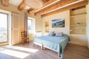 5 chambres, fer et planche à repasser, lit de bébé portatif