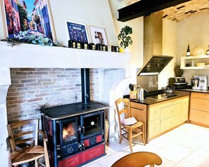 Fridge, microwave, oven, stovetop - Beautiful family home with swimming pool (La Bâtie-Rolland)