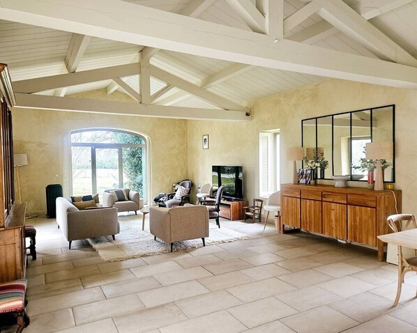 TV, fireplace - Beautiful family home with swimming pool (La Bâtie-Rolland)