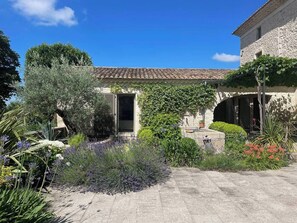 Exterior - Beautiful family home with swimming pool (La Bâtie-Rolland)