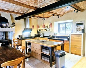 Fridge, microwave, oven, stovetop - Beautiful family home with swimming pool (La Bâtie-Rolland)