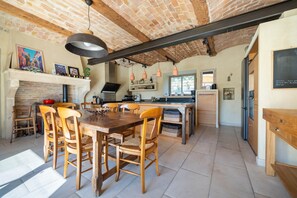Dining - Beautiful family home with swimming pool (La Bâtie-Rolland)
