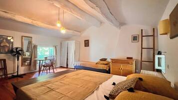 3 habitaciones, tabla de planchar con plancha, cuna de viaje y wifi