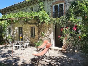 Outdoor dining - House with tree lined garden (Marsanne)
