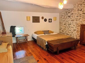 3 bedrooms, iron/ironing board, travel crib, WiFi - House with tree lined garden (Marsanne)