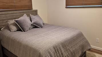4 bedrooms, iron/ironing board, WiFi, bed sheets