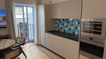 Exclusive Studio Suite, City View | Private kitchen | Eco-friendly cleaning products, paper towels