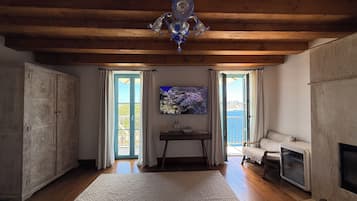 Luxury Suite, Sea View | Egyptian cotton sheets, premium bedding, free minibar items, desk
