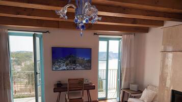 Luxury Suite, Sea View | Egyptian cotton sheets, premium bedding, free minibar items, desk