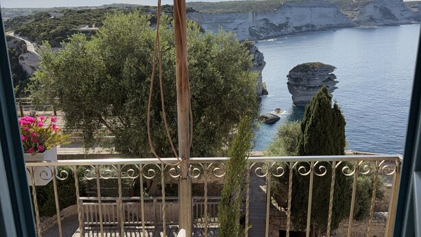 A balcony with a view of the sea and cliffs. - Entre Ciel et Mer Hotel (Bonifacio)