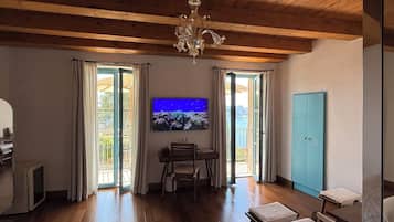 Luxury Suite, Sea View | Egyptian cotton sheets, premium bedding, free minibar items, desk