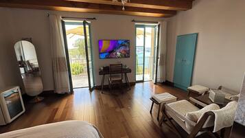 Luxury Suite, Sea View | Egyptian cotton sheets, premium bedding, free minibar items, desk