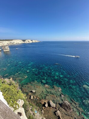 Presidential Studio Suite, Sea View | Egyptian cotton sheets, premium bedding, free minibar items, desk - Entre Ciel et Mer Hotel (Bonifacio)