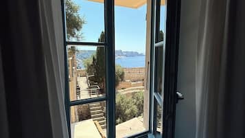 Luxury Suite, Sea View | Egyptian cotton sheets, premium bedding, free minibar items, desk