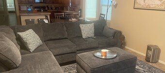 Spacious 4-bedroom house in delightful Avondale with WiFi, AC