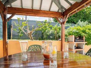 تناول الطعام بالخارج