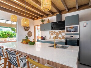 ثلاجة، ميكروويف، فرن، موقد طهي مسطح