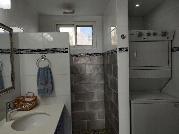 Een douche, een haardroger, handdoeken, zeep