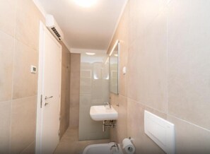 Douche, sĂšche-cheveux, bidet, serviettes fournies