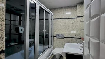 Dusche, Haartrockner, Bademäntel, Hausschuhe