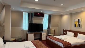 Vierbettzimmer | 1 Schlafzimmer, Zimmersafe, Schreibtisch, laptopgeeigneter Arbeitsplatz