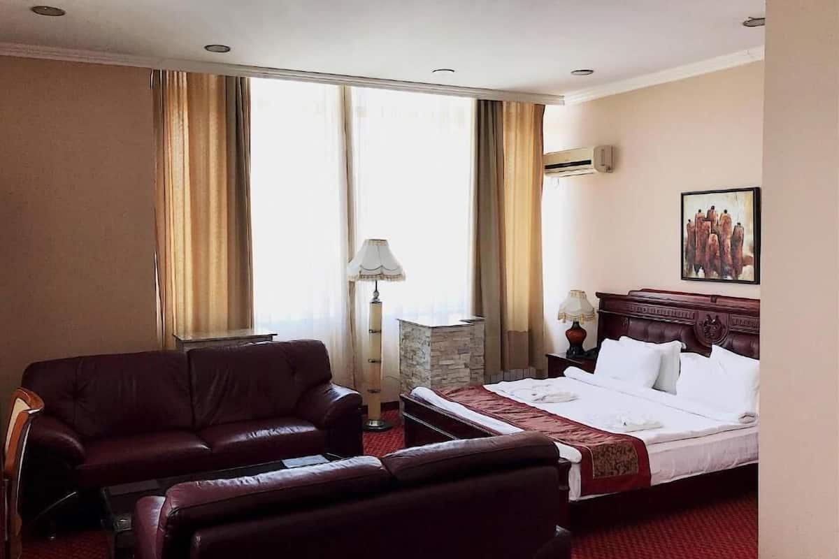 Suite | 1 bedroom, in-room safe, desk, laptop workspace