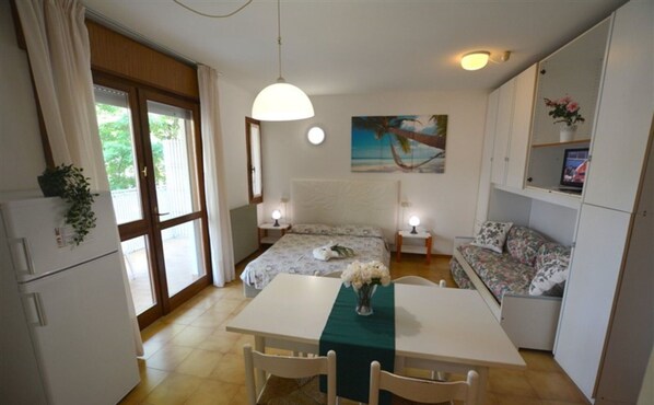 Studio, 1 chambre, balcon | Salle Ă manger