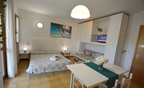 Studio, Multiple Bedrooms, Balcony | Dining room