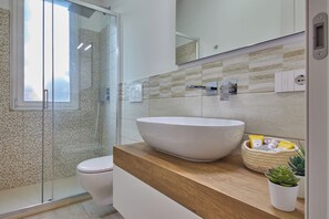 Douche, sèche-cheveux, bidet, serviettes fournies