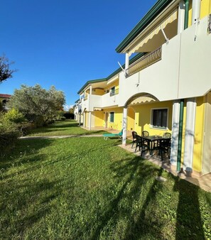 Outdoor dining - Relaxing Getaway With Pool and Garden in Bibione (San Michele al Tagliamento)