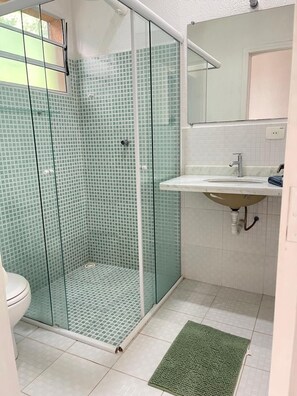 Suíte standard | Banheiro | Chuveiro, produtos de toalete grátis, toalhas de banho, sabonete