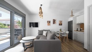 Eine moderne Wohnung mit Wohnzimmer, Essbereich, Küche und einem Balkon mit Pool.