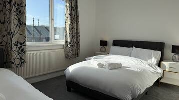 House | 4 bedrooms, free WiFi, bed sheets