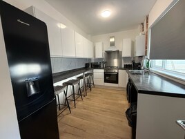 ハウス | 専用キッチン | 冷蔵庫、電子レンジ、オーブン、電気ポット