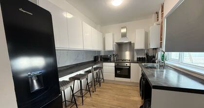 Large and Peaceful 4-bedroom House in Bridgend