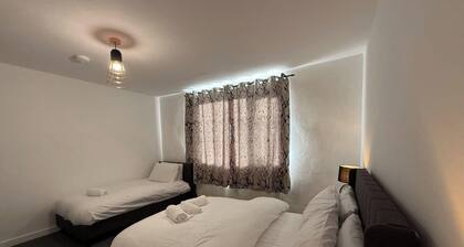 Large and Peaceful 4-bedroom House in Bridgend