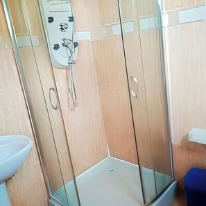 コンフォート ダブルルーム パティオ ガーデンビュー | バスルーム | シャワー、バスアメニティ (無料)、タオル