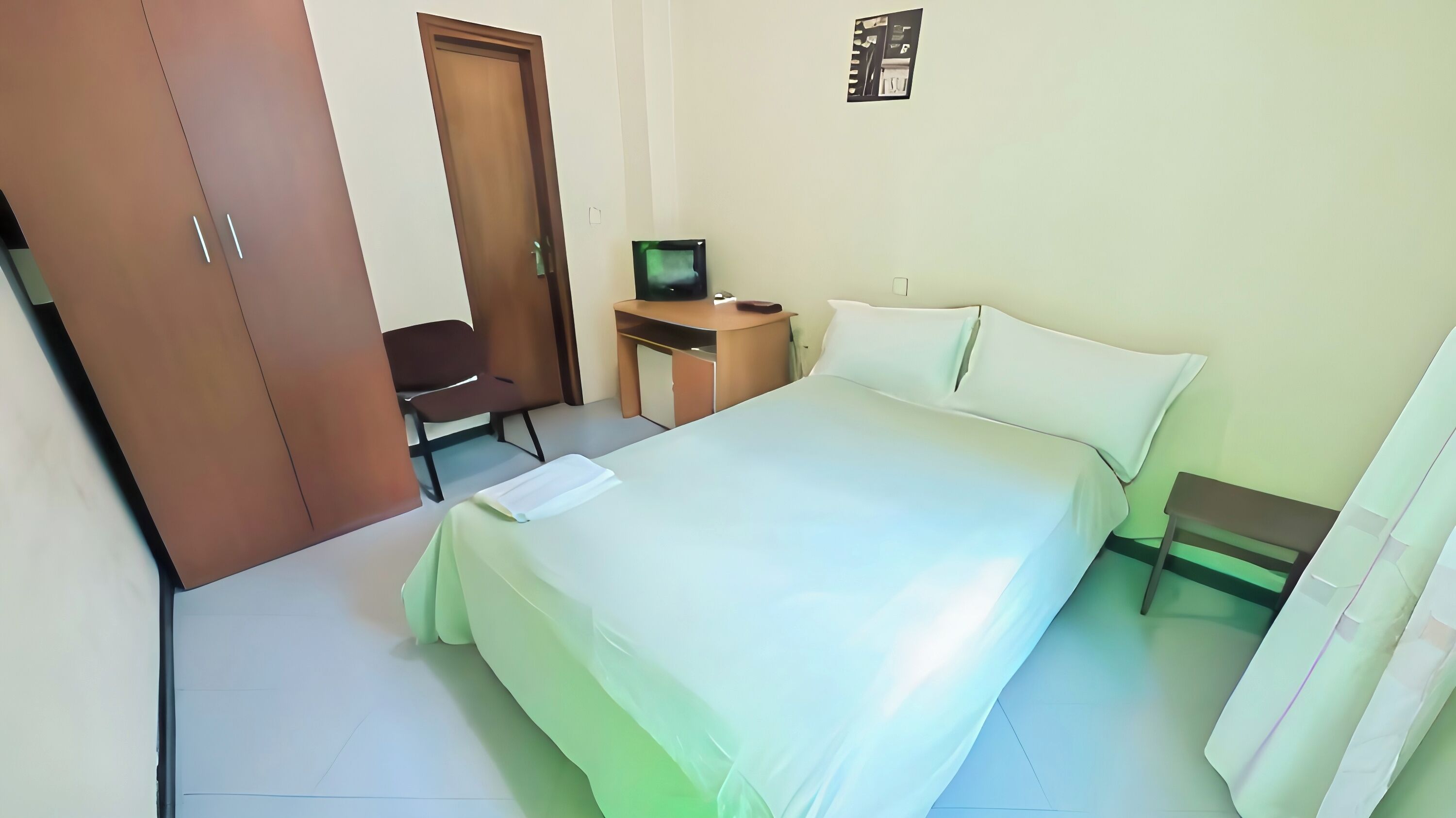 ألحفة محشوة بالريش ومكتب ومساحة عمل للكمبيوتر المحمول وواي فاي مجانًا
