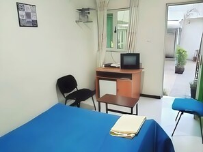 コンフォート ダブルルーム パティオ ガーデンビュー | 羽毛の掛け布団、デスク、ノートパソコン用作業スペース、WiFi (無料)