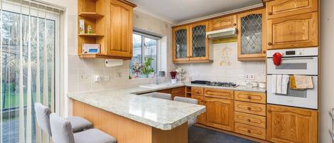 Jääkaappi, mikroaaltouuni, uuni, astianpesukone