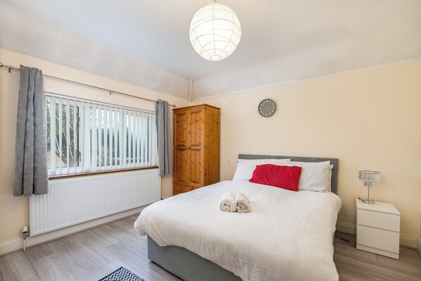 2 bedrooms, iron/ironing board, free WiFi, bed sheets