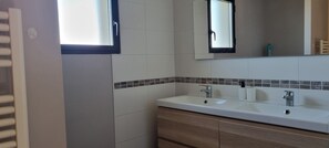 Een douche, handdoeken, toiletpapier