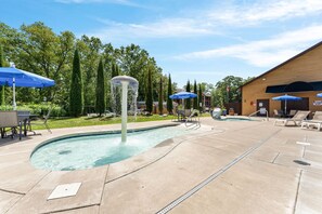 Una piscina cubierta, una piscina al aire libre