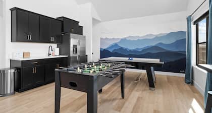 Holidays with us means room for EVERYONE! By SDC w/Lake view, hottub, theater
